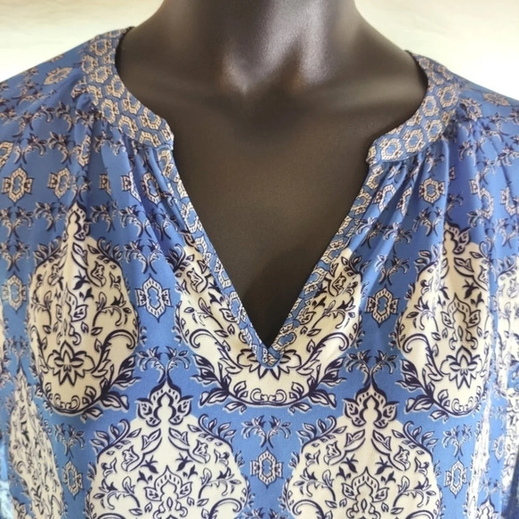 pretty blue fancy print blouse EUC 💙 - Picture 3 of 8